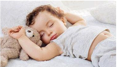 睡眠有助于孩子的生长发育，在夜间成长
